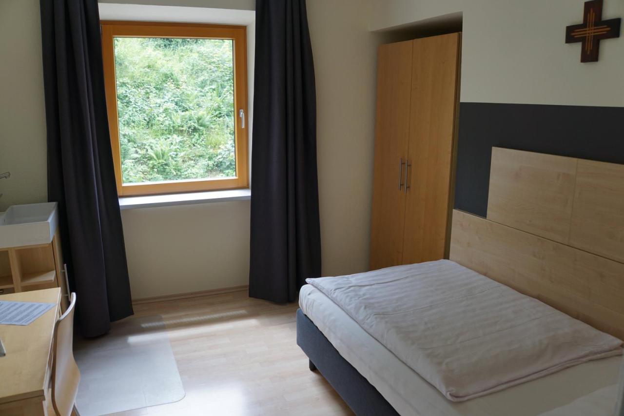 Kloster Neustadt นอยชตัดท์ อัน แดร์ ไวน์ชตราเซอ ภายนอก รูปภาพ