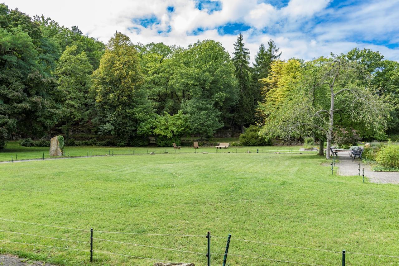 Kloster Neustadt นอยชตัดท์ อัน แดร์ ไวน์ชตราเซอ ภายนอก รูปภาพ