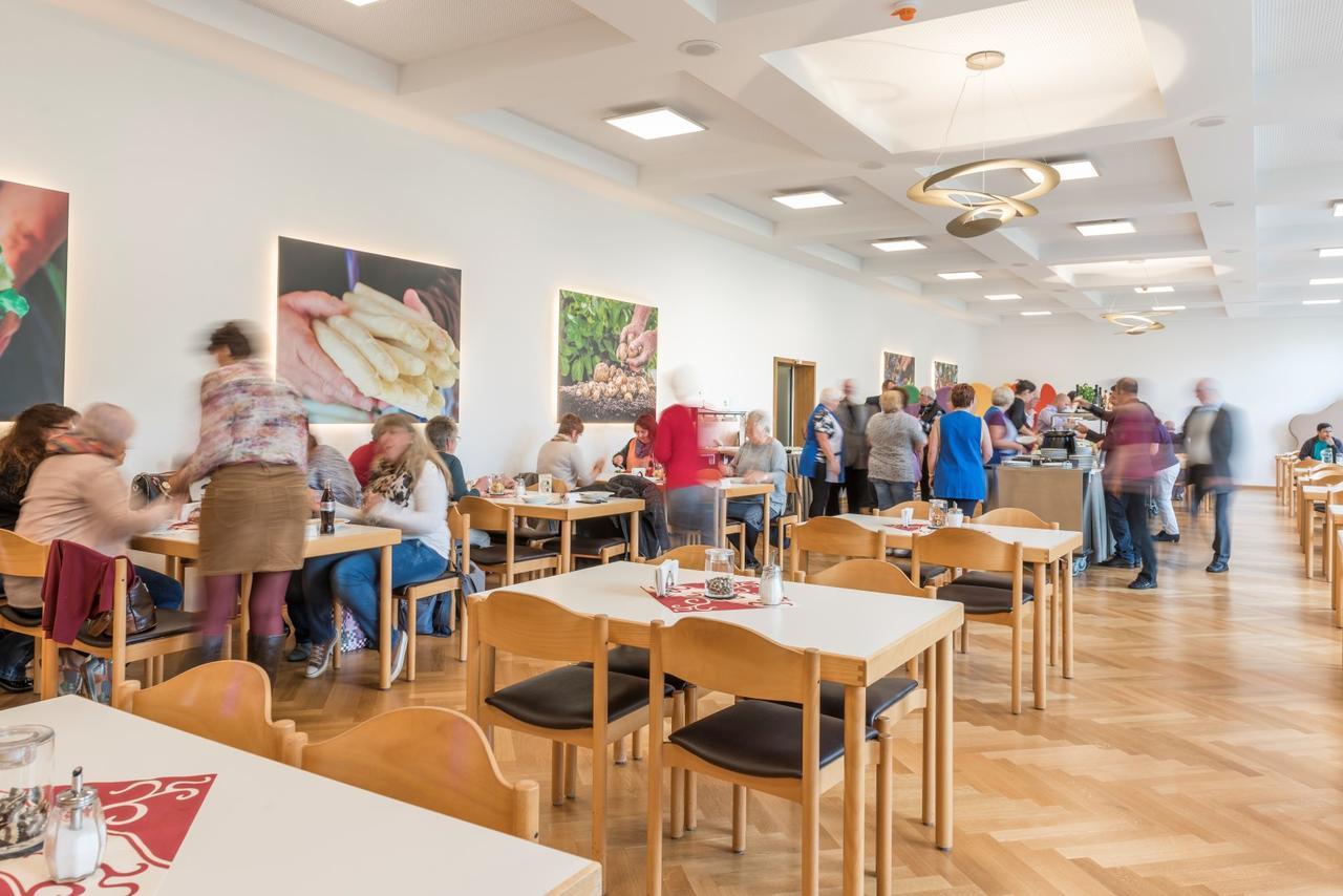 Kloster Neustadt นอยชตัดท์ อัน แดร์ ไวน์ชตราเซอ ภายนอก รูปภาพ