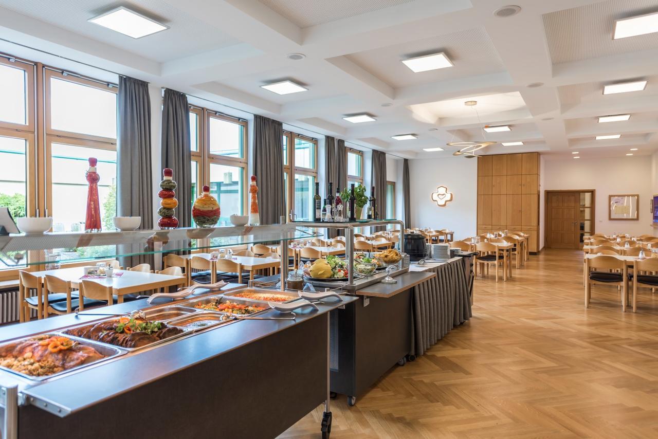 Kloster Neustadt นอยชตัดท์ อัน แดร์ ไวน์ชตราเซอ ภายนอก รูปภาพ
