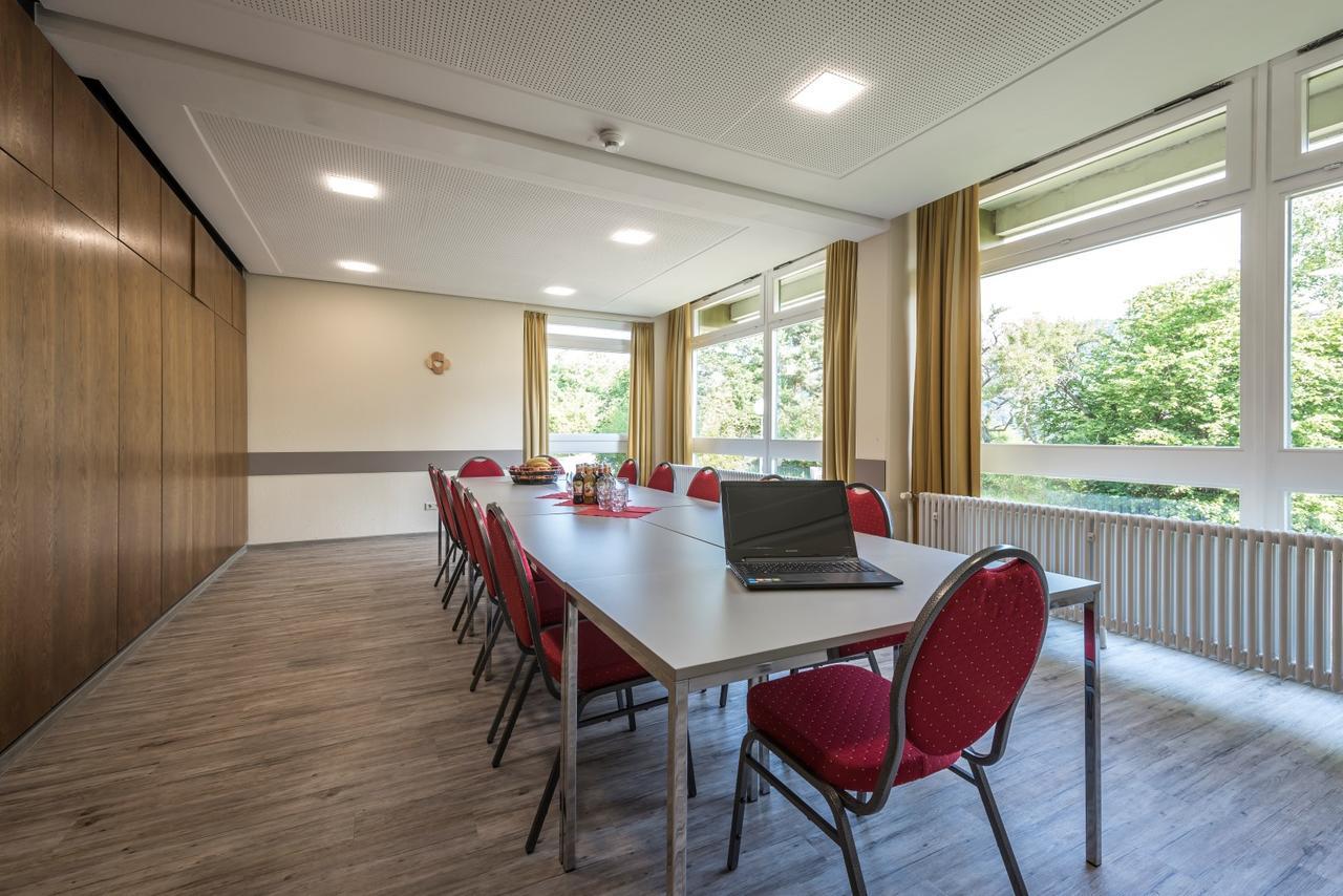 Kloster Neustadt นอยชตัดท์ อัน แดร์ ไวน์ชตราเซอ ภายนอก รูปภาพ