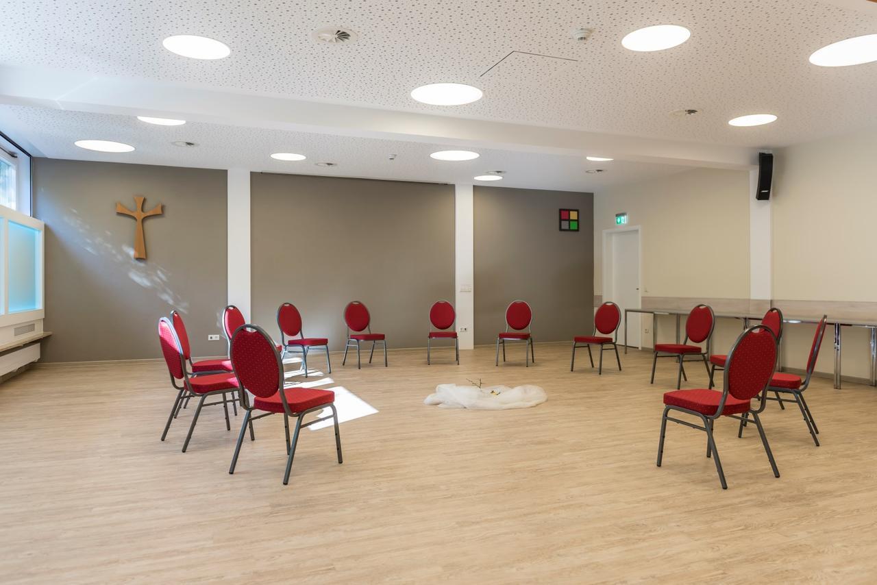 Kloster Neustadt นอยชตัดท์ อัน แดร์ ไวน์ชตราเซอ ภายนอก รูปภาพ
