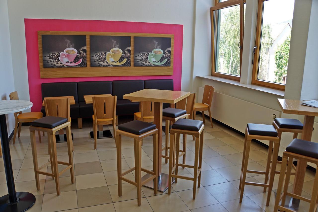 Kloster Neustadt นอยชตัดท์ อัน แดร์ ไวน์ชตราเซอ ภายนอก รูปภาพ